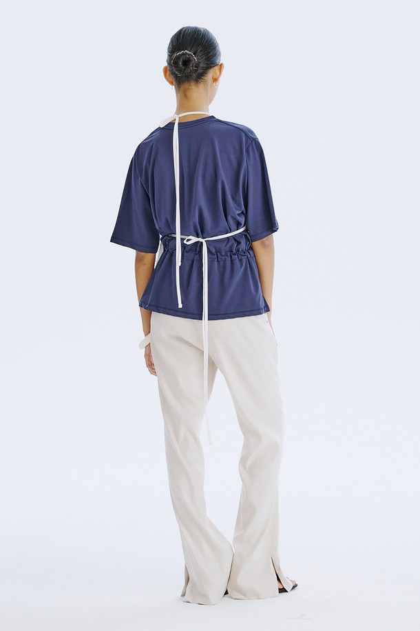 부드러운 아사면 100% 소재의 여성용 스퀘어 넥 민소매 탑입니다. 시원한 여름을 위한 얇은 두께감과 통풍성이 좋은 디자인으로, 꽃 자수 디테일이 은은한 포인트를 더합니다. 레귤러 핏으로 제작되었으며, 레이어드하여 다양한 스타일을 연출하거나 스카프처럼 변형하여 개성 있는 룩을 완성할 수 있습니다.
