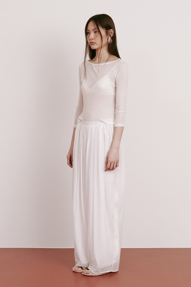 달빛 아래 부드럽게 흩날리는 듯한 "Moon Jar - Shaped Chiffon Pants_White"는 우아하고 미니멀한 스타일을 연출합니다. 얇고 가벼운 시폰 소재에 250% 셔링 디테일을 더해 풍성하면서도 시원한 착용감을 선사하며, 비침 걱정 없는 안감과 허리 밴딩 디자인으로 편안함까지 놓치지 않았습니다. 봄부터 초여름까지, 부드러운 촉감과 루즈핏으로 편안하고 세련된 데일리룩을 완성해보세요.
