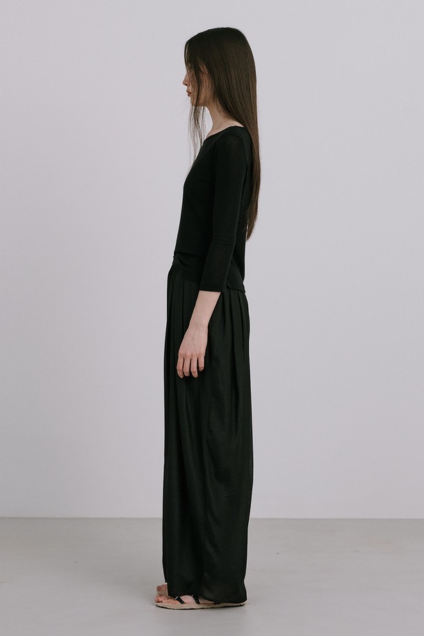 [1차 리오더] Moon Jar - Shaped Chiffon Pants_Black은 우아하고 미니멀한 스타일의 여성용 쉬폰 팬츠입니다. 부드러운 폴리에스테르 소재로 제작되었으며, 얇은 두께감과 비침 걱정 없는 안감 처리가 특징입니다. 250% 셔링 디테일과 허리 밴딩 디자인으로 편안하면서도 흐르는 듯한 실루엣을 연출하며, 봄, 초여름 일상복으로 활용하기 좋습니다.
