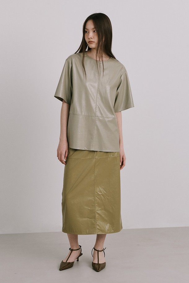 올리브 컬러의 에코 레더 스커트는 여성스러운 미니멀 무드를 연출합니다. 비건 가죽, 면, 폴리우레탄 혼방 소재로 제작되어 봄, 가을에 적합하며, A라인 핏으로 편안하게 착용 가능합니다. 크로스 라인 절개 디테일과 해리마감 시접, 미쓰마끼 봉제로 섬세한 디자인을 더했습니다. 데이트룩, 모임룩, 카페룩 등 다양한 TPO에 매치하여 시크하고 클래식한 스타일을 완성해보세요. 동물복지를 위해 비건 레더를 사용했으며 드라이클리닝을 권장합니다.
