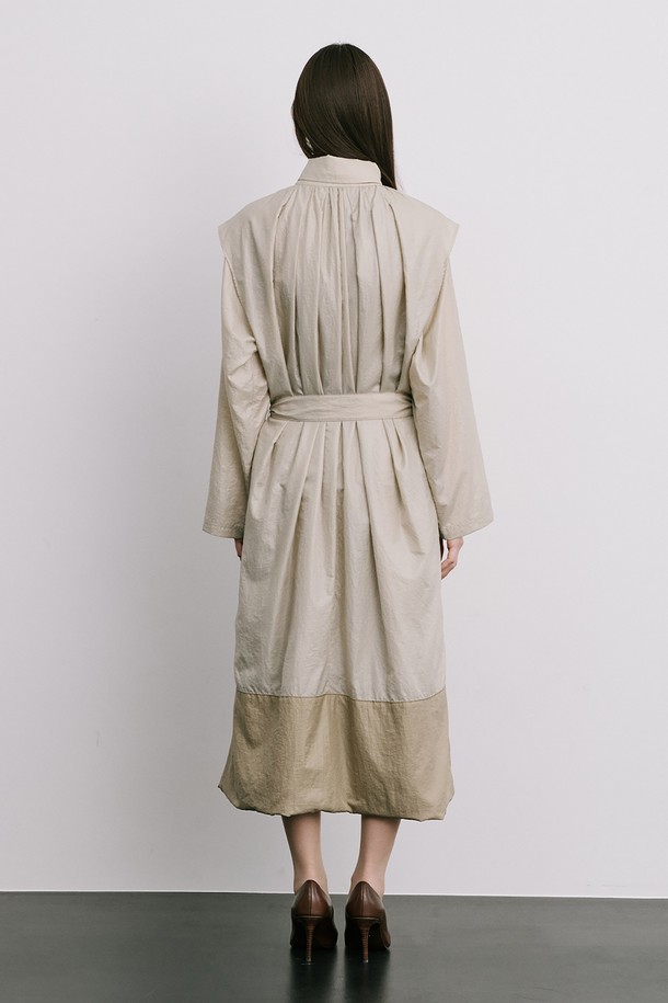 문(Moon) 자 모양의 베이지색 트렌치코트는 여성스러움을 강조한 미니멀하고 모던한 스타일의 아우터입니다. 얇은 나일론 소재로 제작되어 가볍고 산뜻한 착용감을 선사하며, 봄, 가을 간절기에 활용하기 좋습니다. 밑단이 어깨선까지 연결되는 독특한 디자인과 허리 벨트 구성으로 시크한 분위기를 연출하며, 롱 기장과 루즈핏으로 편안하게 착용할 수 있습니다. 출근룩, 오피스룩, 데이트룩 등 다양한 TPO에 활용하여 클래식하면서도 세련된 스타일을 완성해 보세요.
