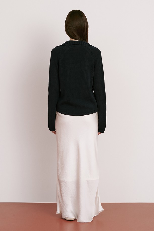 오픈 칼라 니트 탑_3 Color (3가지 색상)은 부드러운 촉감의 면 100% 소재로 제작된 여성용 니트/스웨터입니다. 미니멀하고 베이직한 스타일로, 봄과 여름에 활용하기 좋습니다. 오픈 칼라 디자인과 여밈 없는 트임 넥 라인이 특징이며, 레귤러 핏과 긴 소매 기장으로 편안하게 착용할 수 있습니다. 얇은 두께감으로 시원하게 입을 수 있으며, 무지 패턴과 세련된 디자인으로 카페룩, 데이트룩 등 다양한 TPO에 활용 가능합니다. 단, 비침 현상이 있을 수 있습니다.
