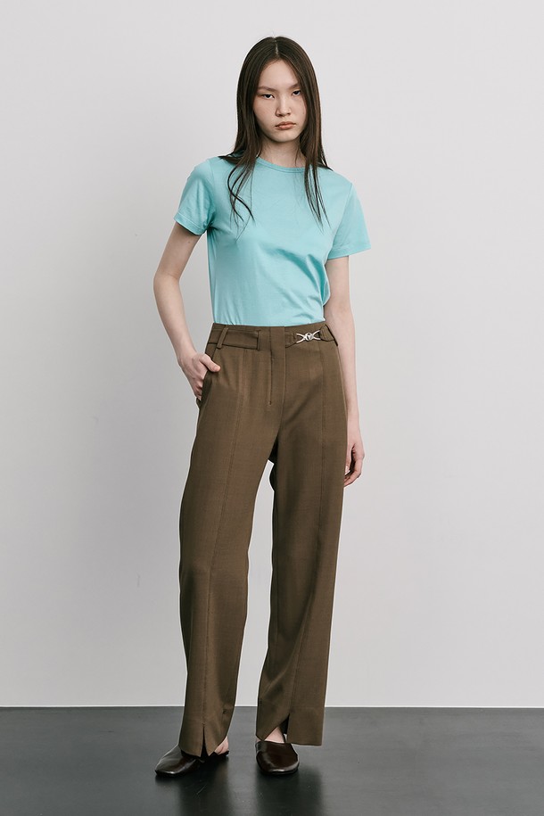 부드러운 촉감의 폴리에스테르, 폴리우레탄 혼방 소재로 제작된 Bijou Embellishment 터널 팬츠입니다. 허리라인의 벨트 디테일과 비죠 장식이 돋보이며, 밑단 단추로 핏 조절이 가능하여 다양한 스타일 연출이 용이합니다. 여름철에도 시원하게 착용할 수 있는 얇은 두께감과 신축성 있는 원단으로 편안한 착용감을 선사합니다.
