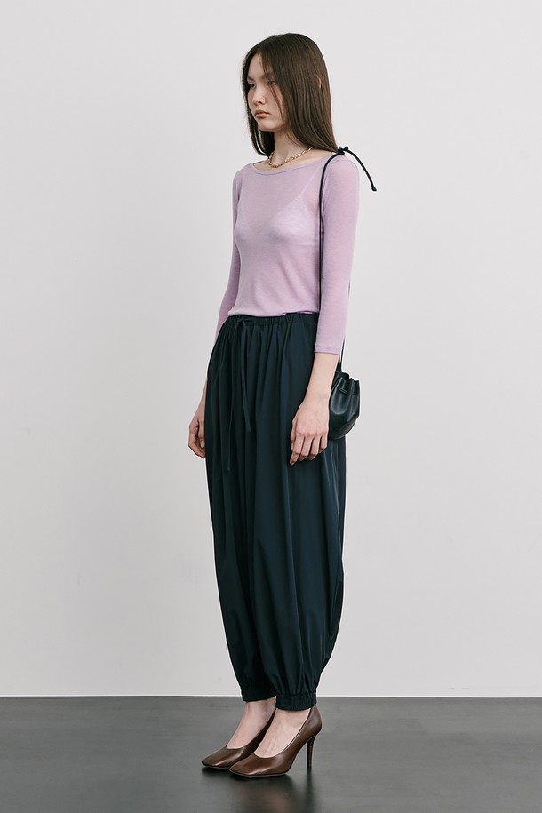 여성스러운 보트넥 디자인과 트렌디한 8부 소매가 돋보이는 25 Boatneck Sheer T_Purple입니다. 텐셀 70%와 울 30%의 혼방으로 제작되어 부드러운 촉감을 선사하며, 비치는 소재감이 은은한 멋을 더합니다. 얇은 두께감으로 봄, 여름 시즌에 시원하게 착용하기 좋으며, 미니멀하고 베이직한 스타일로 다양한 룩에 활용할 수 있습니다.
