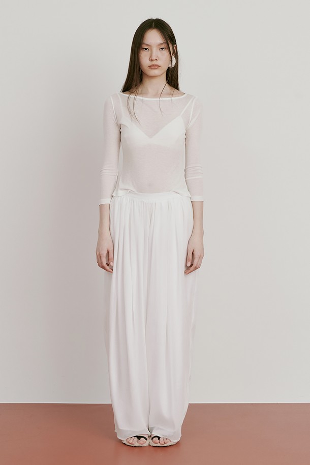 부드러운 텐셀과 울 혼방 소재로 제작된 25 Boatneck Sheer T_White 티셔츠입니다. 얇은 두께감과 은은하게 비치는 시스루 디자인으로 여성스러운 분위기를 연출하며, 보트넥과 8부 소매 기장으로 우아한 스타일을 더했습니다. 화이트, 퍼플, 그린, 블랙 등 다양한 컬러 옵션으로 제공되어, 봄, 여름 시즌 데일리룩에 미니멀하면서도 세련된 포인트를 줄 수 있습니다.
