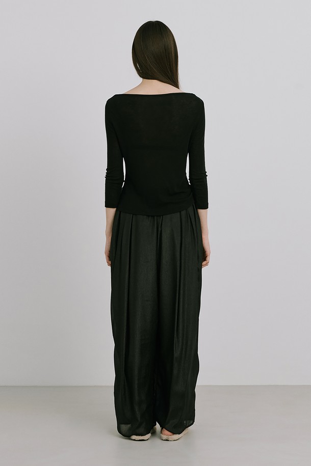 여성스러운 실루엣을 연출하는 25 Boatneck Sheer T_Black 티셔츠입니다. 텐셀 70%와 울 30% 혼방으로 제작되어 부드러운 촉감을 선사하며, 봄, 여름에 어울리는 얇은 두께감과 비치는 소재가 특징입니다. 우아한 무드의 보트넥 디자인과 레귤러핏이 어우러져 일상에서 편안하게 착용하기 좋습니다.
