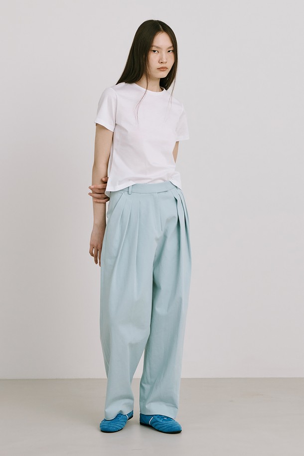 "25 Basic Short Sleeve T_White"는 부드러운 촉감의 Cotton 100% 소재로 제작되어 봄, 여름철에 시원하게 착용하기 좋은 반소매 티셔츠입니다. 라운드넥 슬림핏 디자인에 베이직하고 미니멀한 스타일로, 다양한 룩에 활용하기 용이합니다. 바이오 워싱 처리, 1cm 네크립 디자인, 뒷넥 안쪽 나염 로고, 외줄삼봉 스티치 등의 디테일이 돋보이는 데일리 티셔츠입니다.
