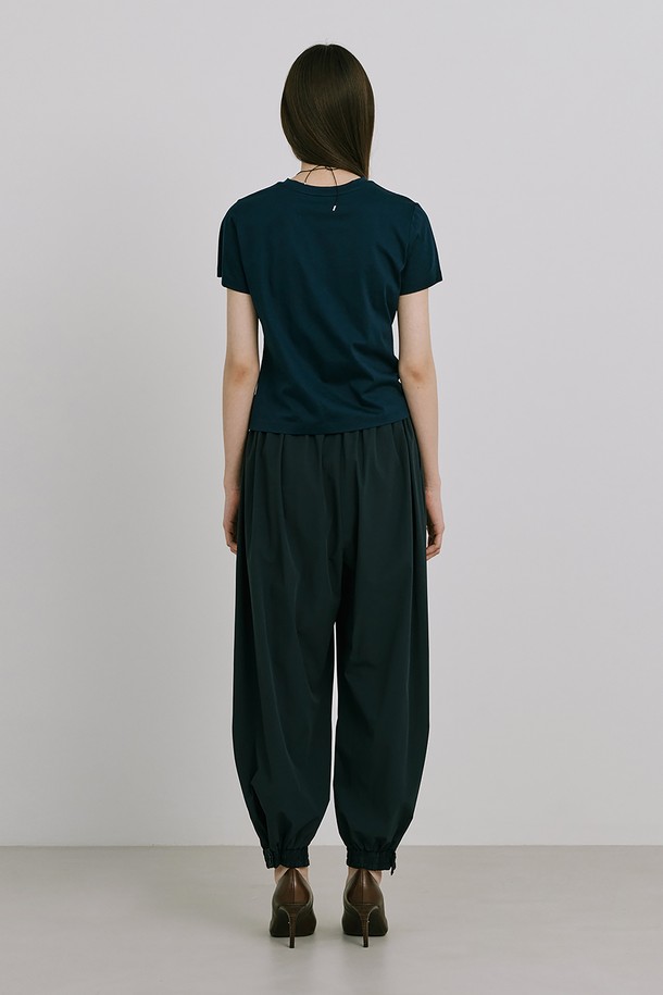 "25 Basic Short Sleeve T_Navy"는 부드러운 면 소재로 제작되어 편안한 착용감을 선사하는 슬림핏 반팔 티셔츠입니다. 네이비, 화이트, 블랙, 민트 4가지 컬러로 출시되었으며, 라운드넥에 베이직하고 미니멀한 디자인으로 일상에서 활용도가 높습니다. 바이오 워싱 처리, 1cm 네크립 디자인, 뒷넥 안쪽 나염 로고, 외줄삼봉 스티치 등 디테일한 마감으로 완성도를 높였습니다.
