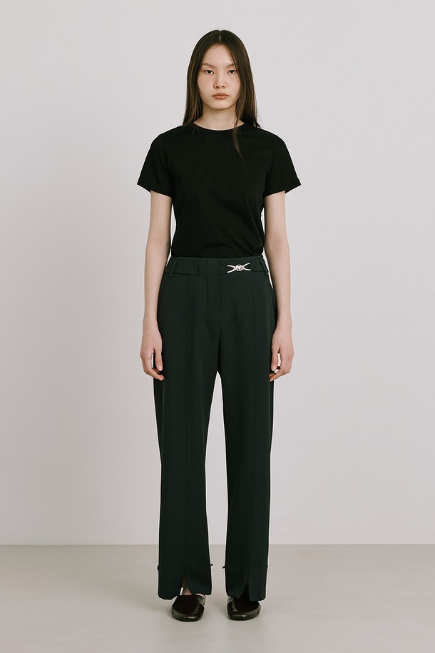 베이직 숏 슬리브 티_블랙 25는 일상에서 활용하기 좋은 슬림핏 반소매 티셔츠입니다. 부드러운 면 소재로 제작되어 얇고 가벼운 착용감을 선사하며, 흡습 기능으로 쾌적함을 유지해 줍니다. 라운드넥 디자인에 1cm 네크립으로 깔끔함을 더하고, 바이오 워싱 처리를 통해 자연스러운 분위기를 연출합니다. 외출 시에는 출근룩, 데이트룩 등 다양한 TPO에 맞춰 미니멀, 클래식, 캐주얼 스타일로 연출할 수 있습니다. 무지 디자인으로 어떤 스타일에도 쉽게 매치하여 활용도 높게 즐길 수 있습니다.
