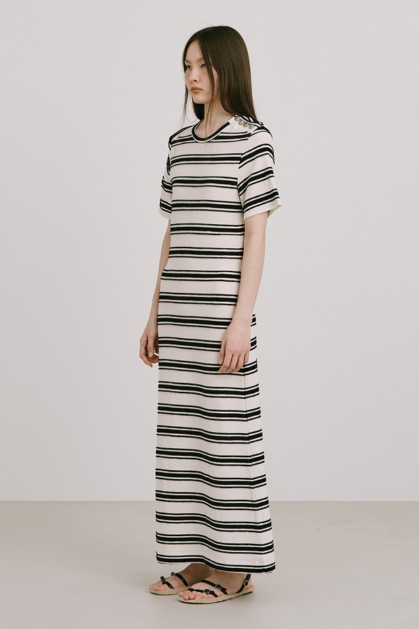 부드러운 면 소재의 Stripe Jacquard Knit Dress_Cream은 봄과 여름, 일상에서 편안하게 즐기기 좋은 니트 원피스입니다. 크림, 네이비 두 가지 컬러로 출시되었으며, 미니멀하고 베이직한 스타일을 연출합니다. 허리 라인을 잡아주는 린앤롱 A라인 플레어 실루엣에, 옆 네크 라인의 로고 금속 단추 디테일로 포인트를 주어 이지웨어룩을 완성합니다.
