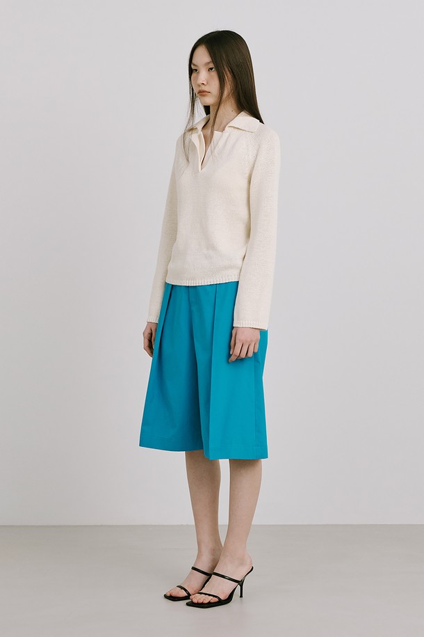 터키 블루 컬러의 25 버뮤다 팬츠는 여성용 반바지로, 봄, 여름에 착용하기 좋습니다. 루즈핏으로 편안하게 착용 가능하며, 코튼, 폴리에스터, 나일론 혼방 소재로 제작되었습니다. 허리 속마이깡, 지그재그 스티치, 사선 주머니, 벨트 착용, 허리 턱 디테일이 더해져 미니멀하면서도 베이직한 스타일을 연출합니다.
