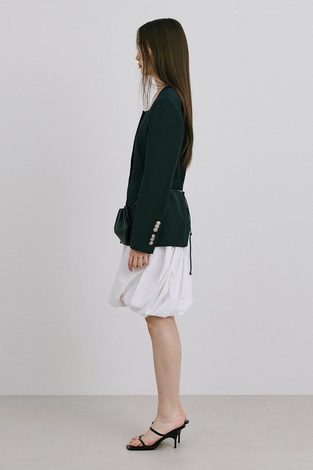 "Moon Jar - Shaped Skirt_White"는 부드러운 촉감의 나일론, 면, 폴리에스테르 혼방 소재로 제작된 여성용 미니스커트입니다. A라인의 루즈핏 실루엣에 은은한 셔링과 잔터크 디테일을 더했으며, 옆 지퍼 여밈과 안감 처리가 되어 편안한 착용감을 선사합니다. 미니멀하고 모던한 스타일로, 봄, 여름 시즌 화이트, 블랙 두 가지 색상으로 출시되어 다양한 룩에 활용하기 좋습니다.
