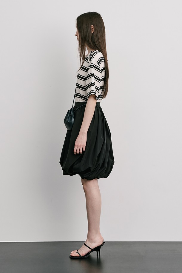 크리미한 컬러의 Stripe Jacquard Knit 반소매 티셔츠입니다. 부드러운 면 소재에 스트라이프 자카드 패턴으로 포인트를 주었으며, 옆 네크 라인에 금속 단추 디테일을 더해 은은한 멋을 더했습니다. 봄, 여름 시즌에 시원하게 착용하기 좋으며, 레이어드 스타일링에도 활용 가능한 레귤러핏 크롭 티셔츠입니다.
