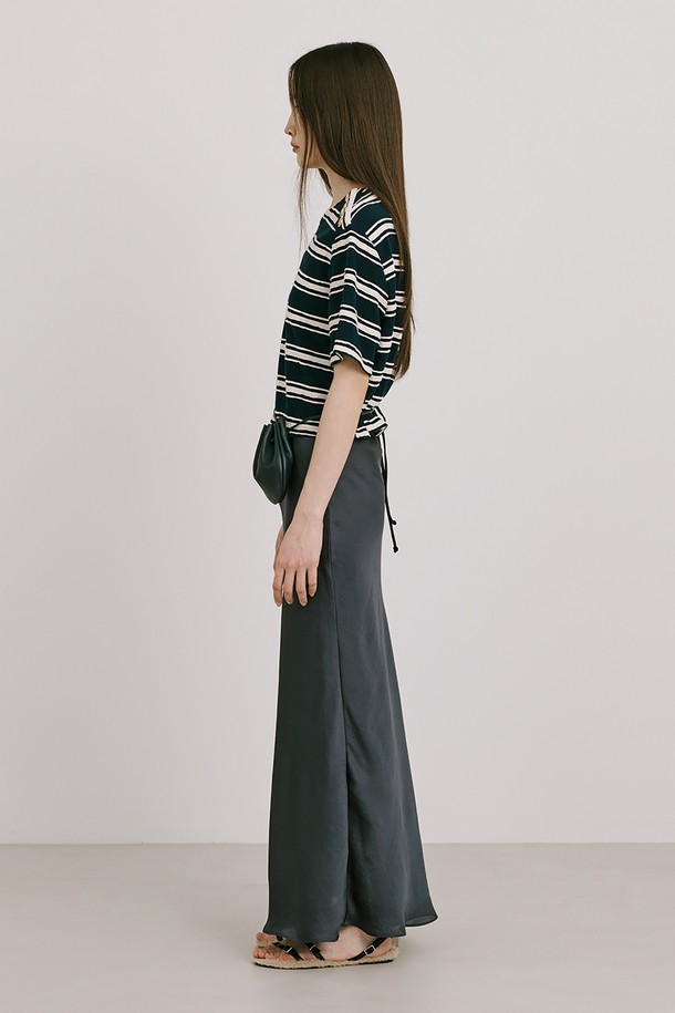 네이비 컬러의 Stripe Jacquard Knit Short Sleeve T는 여성용 티셔츠입니다. 면 소재의 레귤러핏 크롭 기장 반소매 티셔츠로, 스트라이프 패턴과 라운드넥 디자인이 특징입니다. 옆 네크 라인에는 로고 금속 단추 디테일이 있으며, 자카드 니트 소재로 제작되어 레이어드하여 다양한 스타일 연출이 가능합니다.
