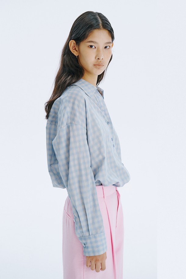 80수 면 소재로 제작되어 부드러운 촉감이 돋보이는 여성용 셔츠입니다. 섬세한 체크 문양과 시원한 블루 컬러가 어우러져 미니멀하면서도 베이직한 스타일을 연출합니다. 넉넉한 오버핏과 V넥 디자인으로 모든 체형에 자연스럽게 어울리며, 봄, 여름 시즌에 가볍게 착용하기 좋습니다.
