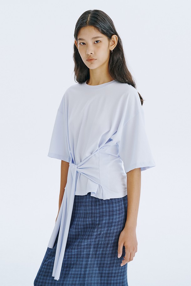 Waist Tied T_Light Blue는 얇고 시원한 면 소재의 여성 반소매 티셔츠입니다. 라이트 블루, 민트, 화이트 세 가지 산뜻한 색상으로 출시되었으며, 허리 스트랩 디테일과 레귤러 핏으로 미니멀하면서도 베이직한 스타일을 연출합니다. 허리 라인 조절이 가능하여 체형 커버 효과를 제공하며, 봄, 여름 시즌 일상복으로 활용하기 좋습니다.
