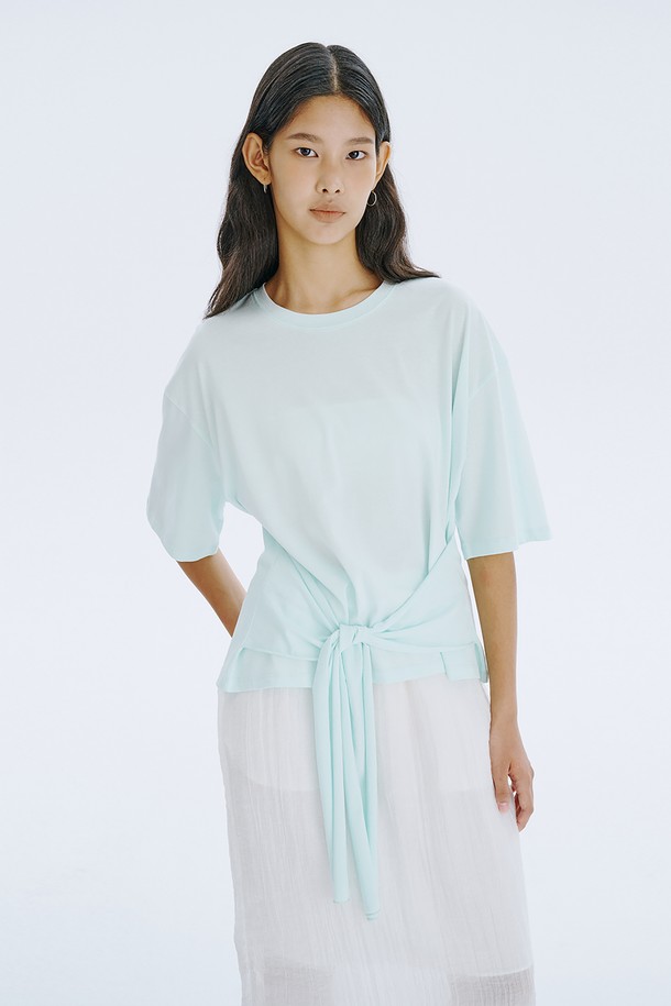 Waist Tied T_Mint는 부드러운 면 소재의 여성용 티셔츠입니다. 민트, 라이트블루, 화이트 세 가지 색상으로 출시되었으며, 루즈핏과 반소매 디자인으로 편안한 착용감을 선사합니다. 허리 스트랩으로 실루엣 조절이 가능하며, 얇은 두께감과 라운드넥 디자인으로 봄, 여름철 일상복으로 활용하기 좋습니다.
