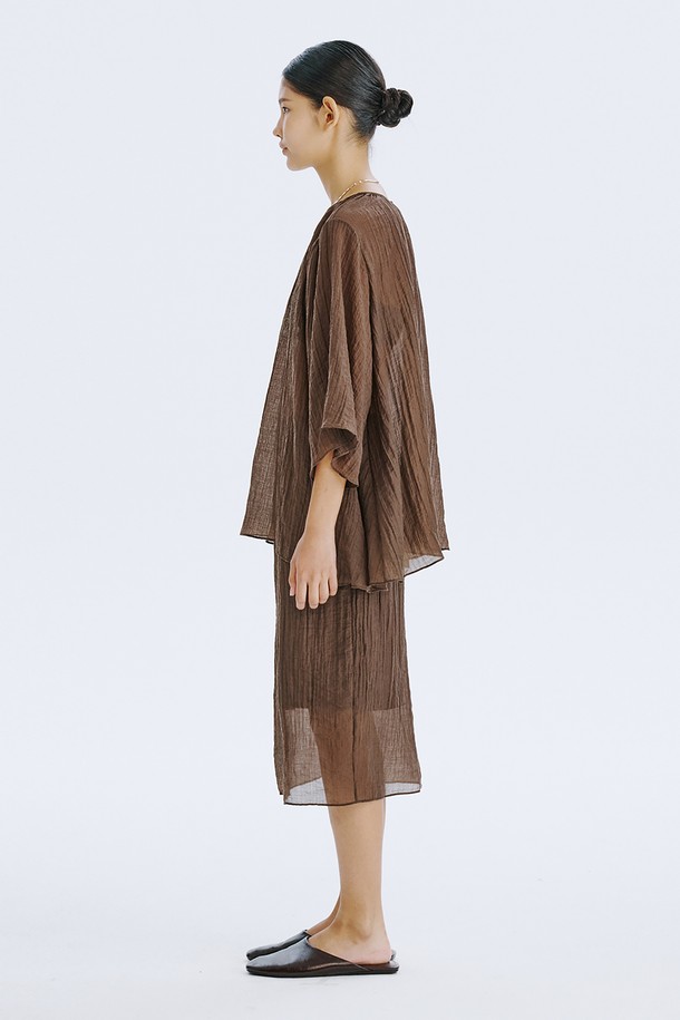부드러운 촉감이 돋보이는 브라운 컬러의 플리세 블라우스입니다. 얇고 가벼운 텐셀 80%와 나일론 20% 혼방 소재로 제작되어 시원하고 편안한 착용감을 선사하며, 은은하게 비치는 시스루 디자인과 볼륨감 있는 소매 라인이 우아한 분위기를 더합니다. 라운드 넥, 루즈핏, 반소매 기장으로 디자인되어 일상에서 미니멀하면서도 세련된 스타일을 연출할 수 있으며, 다양한 아이템과 레이어드하여 개성 있는 룩을 완성할 수 있습니다.
