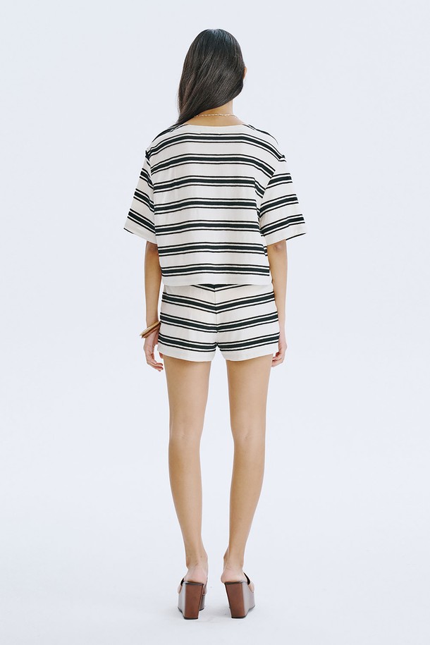 크리미한 색상의 스트라이프 자카드 니트 쇼츠입니다. 부드러운 면 소재로 제작되어 데일리 및 홈웨어로 편안하게 착용 가능하며, 허리 전체 밴딩 처리로 활동성을 높였습니다. 다리 라인을 더욱 길고 슬림하게 연출해 주는 디자인으로, 여름철 클래식하면서도 캐주얼한 스타일을 완성해 보세요.
