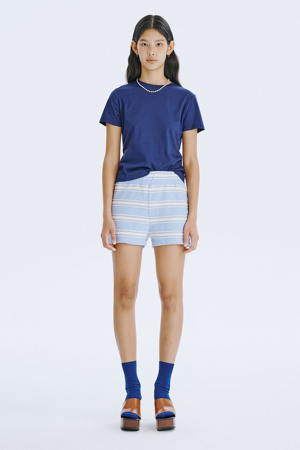 **Stripe Jacquard Knit Shorts_Light Blue**

가볍고 시원한 면 소재의 숏팬츠로, 부드러운 촉감과 얇은 두께감으로 여름철 데일리룩과 홈웨어로 활용하기 좋습니다. 독특한 스트라이프 니트 소재와 레귤러핏 디자인이 캐주얼하면서도 클래식한 무드를 연출하며, 허리 전체 밴딩 처리로 편안한 착용감을 선사합니다. 라이트 블루, 크림, 네이비 세 가지 컬러로 만나볼 수 있으며, 다리 라인을 길고 슬림하게 보이게 하는 효과를 선사합니다.
