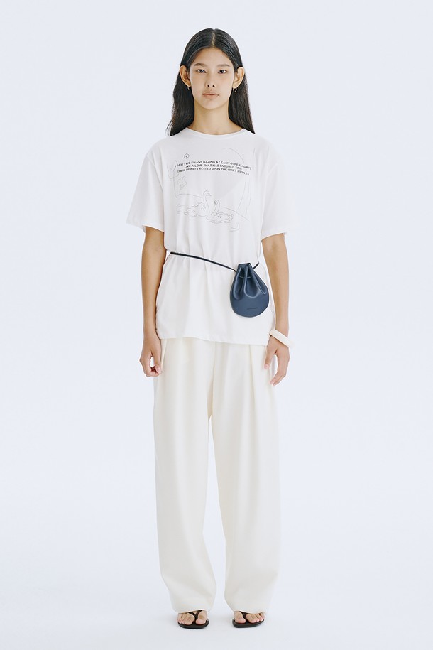 디자이너의 베를린 여행 그림일기를 담은 그래픽이 돋보이는 Picture Diary T_White입니다. 100% 코튼 소재로 제작되어 부드러운 촉감을 선사하며, 봄, 여름 시즌에 편안하게 착용할 수 있습니다. 미니멀하고 캐주얼한 스타일의 오버핏 반소매 티셔츠로, 라운드넥 디자인과 얇은 두께감으로 시원하게 즐길 수 있습니다.
