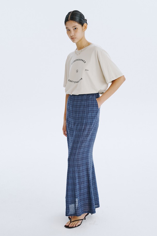 25 체크 머메이드 스커트_네이비는 여성스러운 실루엣을 강조하는 머메이드 스커트입니다. 허리부터 골반까지 슬림하게 잡아주는 디자인으로, 우아하게 퍼지는 머메이드 라인이 돋보입니다. 클래식한 체크 패턴과 부드러운 코튼, 레이온 혼방 소재로 제작되어 편안한 착용감을 선사합니다. 네이비, 카키 두 가지 색상으로 출시되었으며, 데이트룩, 오피스룩, 모임룩 등 다양한 TPO에 활용 가능합니다. 클래식, 미니멀, 시크한 스타일을 연출하기에 좋은 아이템입니다.
