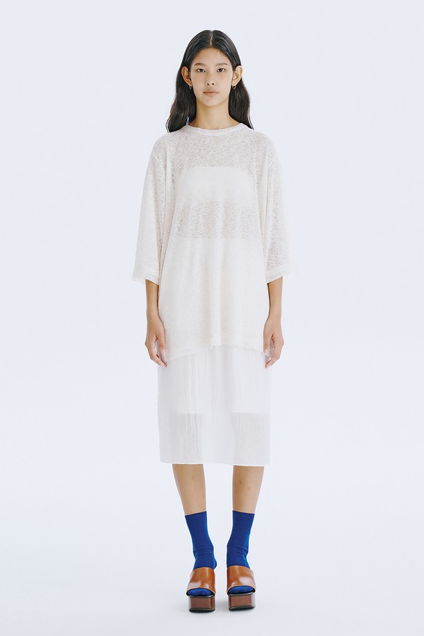 여름철 시원하게 즐길 수 있는 여성용 긴소매 메쉬 풀오버입니다. 아이보리, 카키, 네이비 3가지 색상으로 출시되었으며, 얇고 가벼운 폴리에스테르, 린넨, 스판덱스 혼방 소재를 사용하여 쾌적한 착용감을 선사합니다. 라운드넥, 오버핏 디자인에 시스루 패턴으로 포인트를 더했으며, 로우컷 및 소매 밑단 디테일로 레이어드 스타일링에 활용하기 좋습니다.
