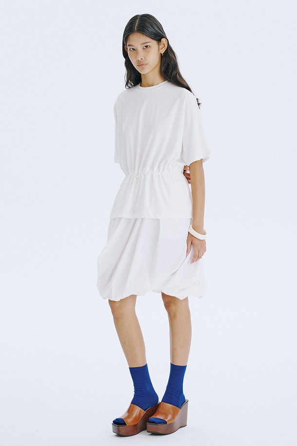 Stopper Jersey T_White는 여성용 티셔츠로, 미니멀하고 베이직한 스타일을 연출합니다. 부드러운 Cotton 100% 소재로 제작되어 얇고 쾌적한 착용감을 선사하며, 넉넉한 레귤러 핏과 라운드넥 디자인으로 편안함을 더합니다. 허리 조절이 가능한 스토퍼 디자인과 구김이 적은 소재로 실용성을 높인, 여름철 데일리 티셔츠입니다.
