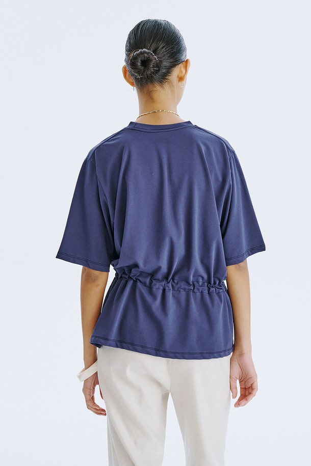 네이비 컬러의 Stopper Jersey 티셔츠는 여름철 일상에서 시원하게 착용하기 좋은 반소매 크롭 티셔츠입니다. 부드러운 면 소재로 제작되어 얇고 쾌적한 착용감을 선사하며, 구김이 적어 편안하게 즐길 수 있습니다. 허리 부분의 스토퍼 디자인으로 핏 조절이 용이하며, 미니멀하고 베이직한 스타일로 다양한 룩에 활용하기 좋습니다.
