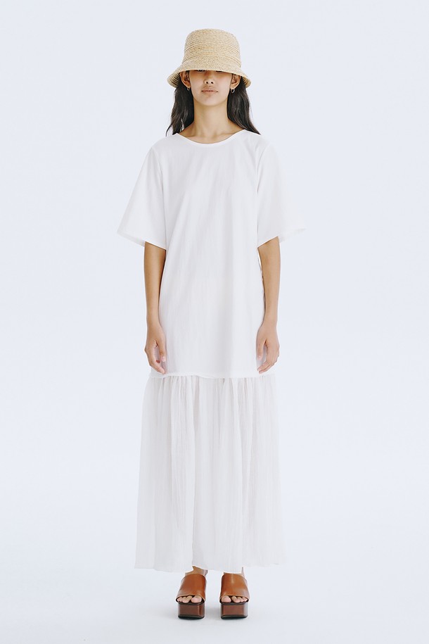 부드러운 촉감의 쉬어한 소재로 제작된 Bare Back Shirring Dress_White는 여성스러운 실루엣을 선사합니다. U넥 라인에 백라인 오픈 디테일과 리본 장식이 포인트이며, A라인 플레어 스커트가 우아한 무드를 연출합니다. 봄, 여름 시즌 일상에서 루즈핏으로 편안하게 즐길 수 있는 반소매 원피스입니다.
