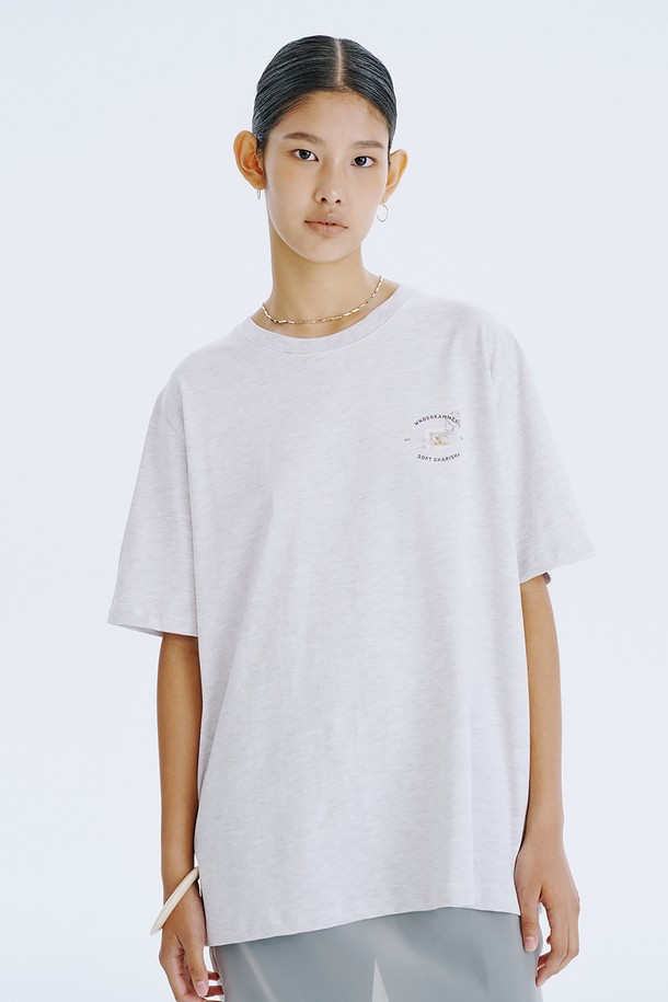 분더캄머 로고와 백조 그래픽이 돋보이는 Post Graphic T_Melange 티셔츠입니다. Charcoal, Light Khaki, Light Yellow 세 가지 색상으로 출시되었으며, 면 소재의 오버핏 반소매 티셔츠입니다. 일상에서 편안하게 착용하기 좋으며, 2025년 6월에 국내에서 제조되었습니다.
