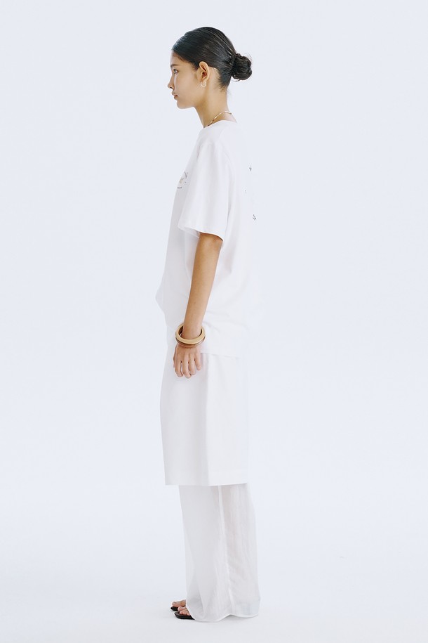 분더캄머의 Post Graphic T_White는 백조 그림과 분더캄머 로고가 엽서 형태로 디자인된 오버핏 반소매 티셔츠입니다. 면 100% 소재로 제작되어 시원하고 편안한 착용감을 선사하며, 화이트, 차콜, 라이트 카키, 라이트 옐로우 4가지 색상으로 출시되었습니다. 일상에서 스트릿, 베이직 스타일을 연출하기 좋으며, 2025년 6월에 (주)분더캄머에서 제조했습니다.
