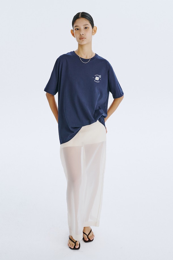 분더캄머 로고와 백조 그래픽 프린트가 돋보이는 Post Graphic T_Navy 티셔츠입니다. 부드러운 면 소재로 제작되어 편안한 착용감을 선사하며, 봄, 여름 시즌 일상에서 스트릿 무드를 연출하기 좋습니다. 오버핏 레귤러 기장으로 제작되었으며, 국내에서 생산되어 높은 품질을 자랑합니다.
