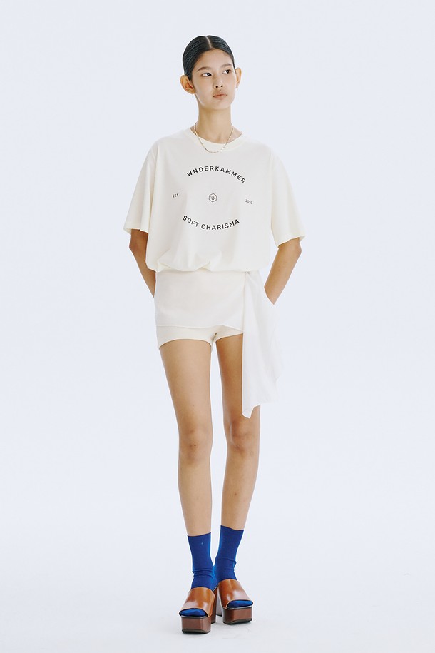 WNDERKAMMER Graphic T_Light Yellow는 분더캄머 로고 모티브 디자인이 돋보이는 오버핏 반소매 티셔츠입니다. Light Yellow, Charcoal, Light Khaki 세 가지 색상으로 출시되었으며, 여름철 일상복으로 활용하기 좋습니다. 면 소재로 제작되어 통풍이 잘 되며, 드라이클리닝을 권장합니다.
