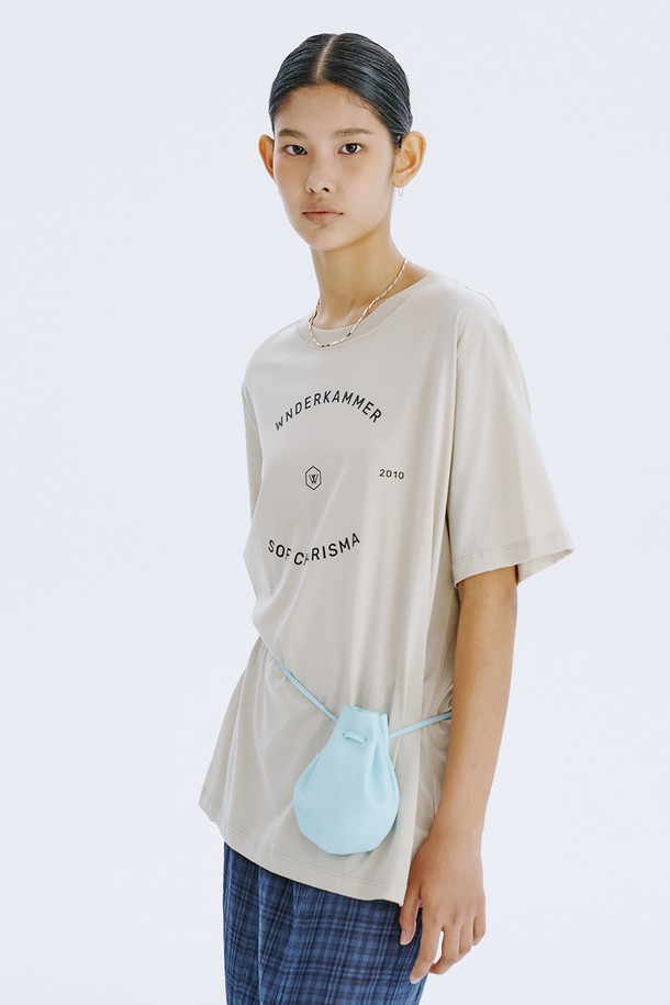WNDERKAMMER Graphic T_Light Khaki 티셔츠는 봄/여름 시즌에 어울리는 공용 제품으로, 스트릿 무드의 오버핏 디자인이 특징입니다. Light Khaki, Charcoal, Light Yellow 세 가지 컬러로 출시되었으며, 분더캄머 로고와 스트릿한 그래픽이 포인트로 디자인되었습니다. 면 소재로 제작되어 편안한 착용감을 제공하며, 라운드넥과 반소매 기장으로 일상생활에서 폭넓게 활용할 수 있습니다.
