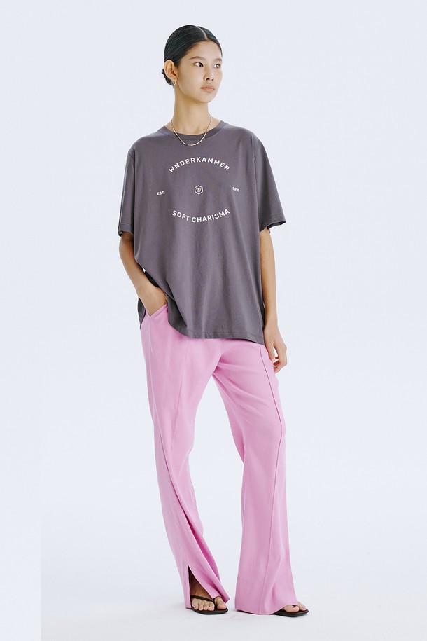 WNDERKAMMER Graphic T_Charcoal은 분더캄머 로고를 모티브로 한 그래픽 디자인이 돋보이는 오버핏 티셔츠입니다. 얇은 면 소재로 제작되어 봄, 여름철에 시원하게 착용 가능하며, Charcoal, Light Khaki, Light Yellow 세 가지 컬러로 출시되어 포인트를 더했습니다. 라운드넥 디자인과 반소매 기장으로 일상에서 스트릿, 미니멀 스타일을 모두 소화할 수 있는 실용적인 아이템입니다.
