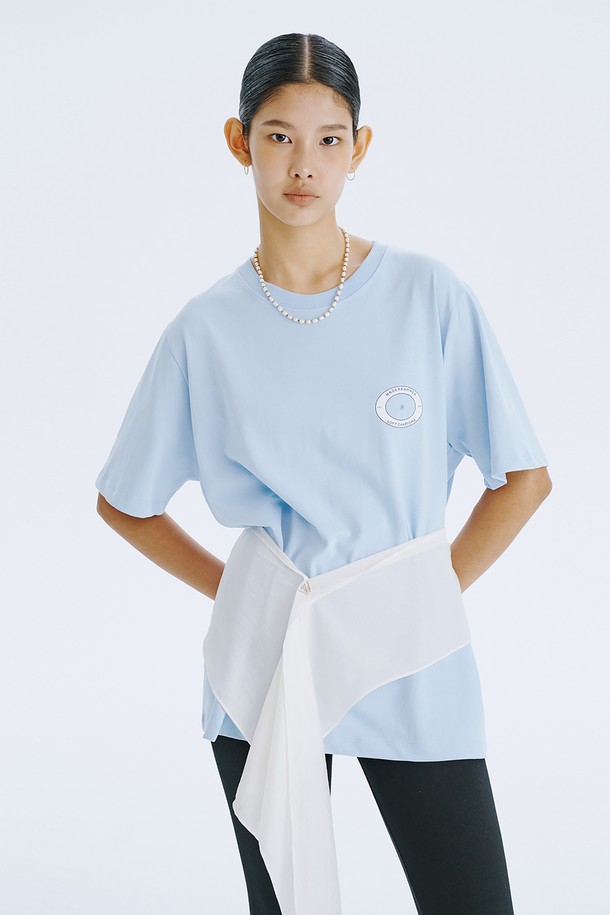 분더캄머 로고를 모티브로 한 라운드 그래픽 티셔츠입니다. 라이트 블루, 네이비, 화이트 3가지 컬러로 제공되며, 봄, 여름 시즌 일상복으로 활용하기 좋습니다. 면 소재의 오버핏 디자인으로, 스트릿한 그래픽과 포인트 컬러가 돋보이는 반소매 티셔츠입니다.
