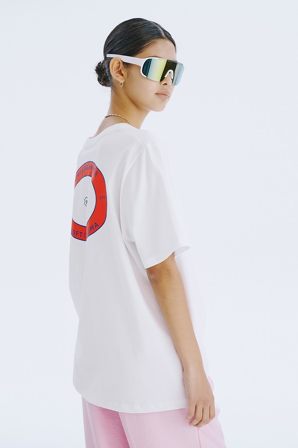 분더캄머 로고 모티브와 스트릿한 그래픽, 포인트 컬러 디자인이 돋보이는 Round Graphic T_White입니다. 면 100% 소재로 제작되어 편안한 착용감을 선사하며, 봄, 여름 시즌에 어울리는 반소매 티셔츠입니다. 오버핏 라운드넥 디자인으로 남녀 공용으로 착용 가능하며, White, Navy, Light Blue 세 가지 컬러로 만나보실 수 있습니다.
