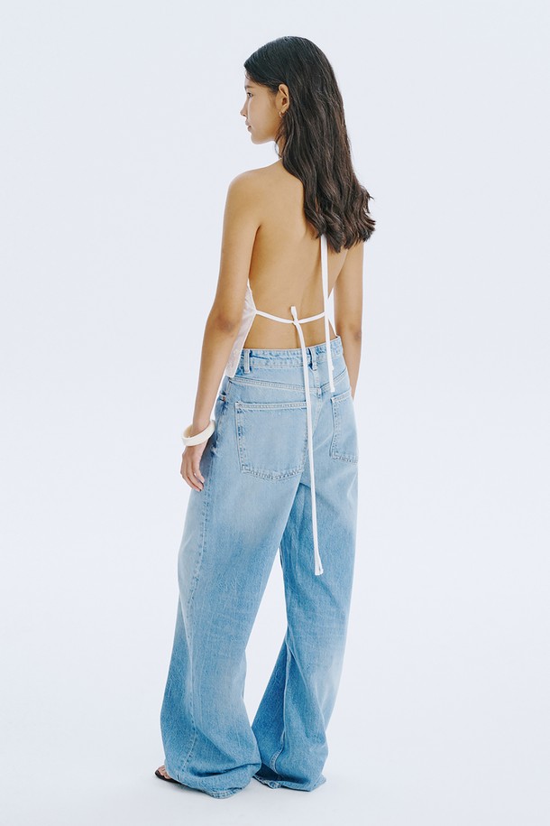 부드러운 아사면 100% 소재의 여성용 스퀘어 넥 민소매 탑입니다. 시원한 여름을 위한 얇은 두께감과 통풍성이 좋은 디자인으로, 꽃 자수 디테일이 은은한 포인트를 더합니다. 레귤러 핏으로 제작되었으며, 레이어드하여 다양한 스타일을 연출하거나 스카프처럼 변형하여 개성 있는 룩을 완성할 수 있습니다.
