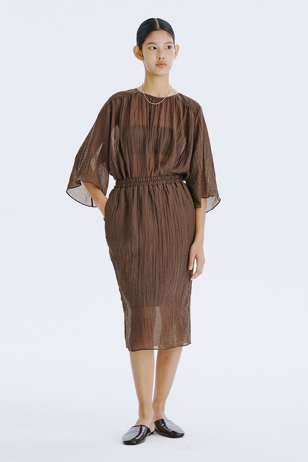 **Sheer Banding Skirt_Brown**

부드러운 텐셀 혼방 소재와 시스루 디자인이 특징인 여성용 H라인 스커트입니다. 브라운 컬러와 안감이 내장되어 비침 걱정 없이 시원하게 여름을 즐길 수 있습니다. 허리 밴딩 처리로 편안한 착용감을 선사하며, 미니멀하고 베이직한 스타일을 연출합니다.
