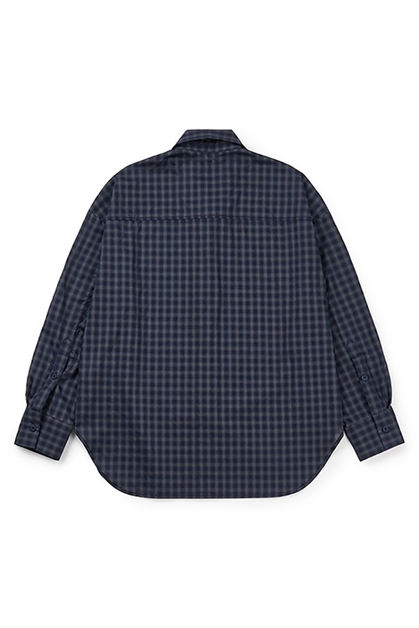 네이비 컬러의 80수 CP 브이넥 셔츠입니다. 부드러운 촉감의 80수 면 소재로 제작되어 가볍고 편안한 착용감을 선사합니다. 은은한 체크 문양과 오버핏 디자인으로 캐주얼, 클래식, 미니멀 스타일을 연출하기 좋습니다. 데이트룩, 카페룩 등 다양한 TPO에 활용 가능하며, 모든 체형을 커버해주는 실용적인 아이템입니다. 긴 소매 기장으로 간절기부터 겨울까지 폭넓게 활용할 수 있습니다.
