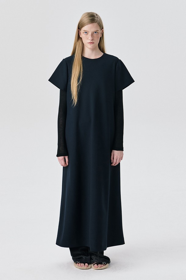 Black (블랙) 컬러의 Short Sleeve Ponte Dress (숏 슬리브 폰테 드레스)는 미니멀한 스타일을 추구하는 여성분들을 위한 사계절용 미니 드레스입니다. 부드러운 촉감의 폴리에스테르와 스판덱스 혼방 폰테 소재로 제작되어, 슬림핏 라인을 살려주면서도 뛰어난 신축성과 복원력을 자랑합니다. 라운드넥과 반소매 디자인, 히든 콘실 지퍼와 사시 디테일 마감으로 깔끔함을 더했으며, 데이트룩, 모임룩, 소개팅룩 등 다양한 TPO에 활용 가능합니다. 몸에 밀착되는 네크라인과 두꺼운 두께감으로 안정적인 핏을 선사하며, 시크하고 클래식한 분위기를 연출합니다.
