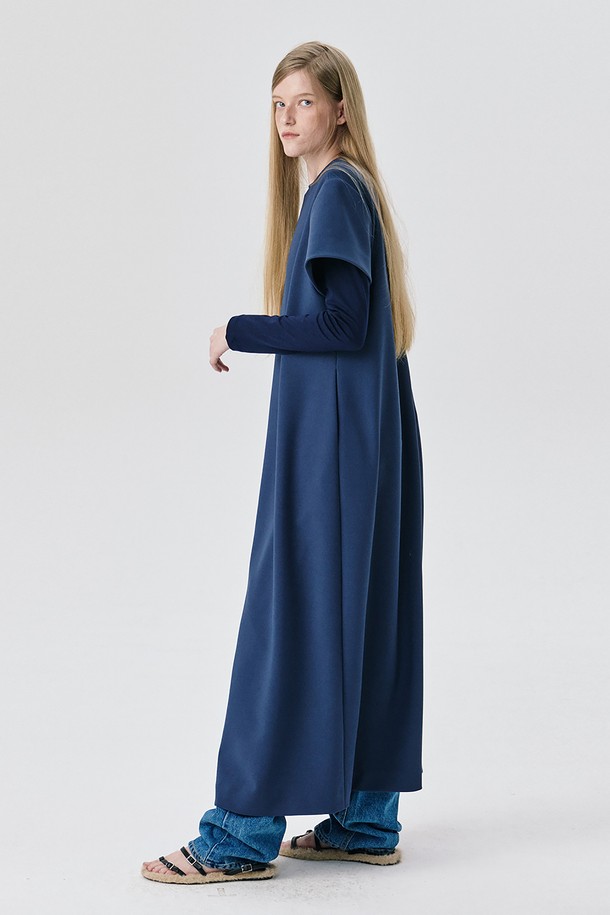 세련된 스타일을 완성하는 숏 슬리브 폰테 드레스_스모크 블루입니다. 부드러운 촉감의 폴리에스테르와 스판덱스 혼방 폰테 소재로 제작되어 편안한 착용감을 선사합니다. 미니멀하고 시크한 디자인으로 오피스룩과 모임룩에 모두 잘 어울리며, 사계절 내내 활용 가능합니다. 슬림핏 라인에 히든 콘실 지퍼와 밀착형 라운드넥, 더블 저지 방식, 사시 디테일 마감으로 깔끔하고 세련된 실루엣을 연출합니다. 은은한 스모크 블루 컬러와 무지 패턴이 어우러져 어떤 스타일에도 쉽게 매치할 수 있습니다.
