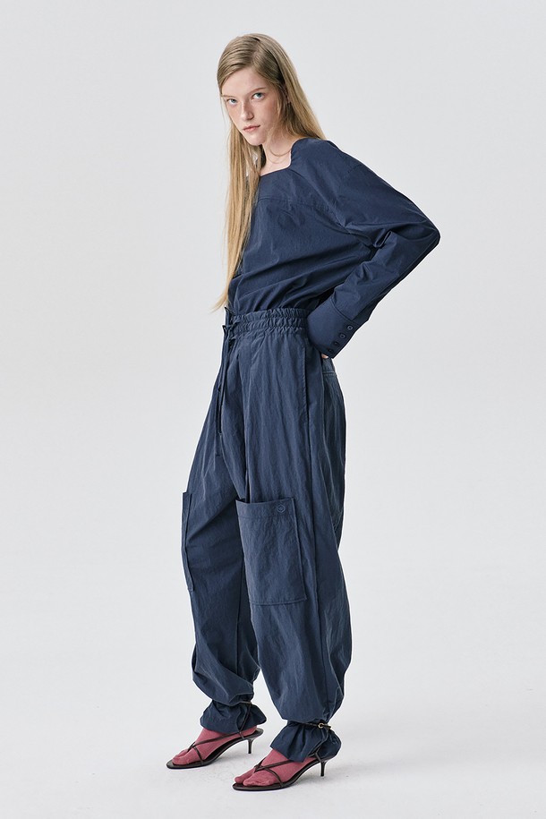 네이비 색상의 요크 블라우스는 여성 고객을 위한 상의입니다. 가을, 겨울 시즌에 어울리는 얇은 두께감의 나일론 소재로 제작되었으며, 드라이한 촉감이 특징입니다. 미니멀, 모던, 시크한 스타일을 연출하며, 요크 절개 디테일과 구조적인 실루엣으로 아방가르드한 무드를 더했습니다. 긴 소매 기장의 루즈핏으로 편안하게 착용 가능하며, 오피스룩, 모임룩, 출근룩 등 다양한 TPO에 활용할 수 있습니다.
