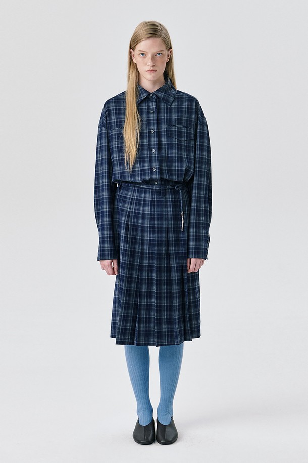 네이비 컬러의 오버사이즈 셔츠입니다. 롱 기장의 드롭숄더 디자인으로, 클래식과 캐주얼 무드를 넘나드는 스타일을 연출합니다. 체크 패턴과 플랩 포켓 디테일이 돋보이며, 힙을 덮는 기장으로 편안하게 착용 가능합니다. 폴리에스테르, 레이온, 스판덱스 혼방 소재로 제작되어 사계절 내내 활용 가능하며, 긴소매 디자인으로 다양한 레이어드 룩을 연출할 수 있습니다. 출근룩, 비즈니스 캐주얼, 모임룩 등 TPO에 구애받지 않고 미니멀한 스타일을 완성해보세요.
