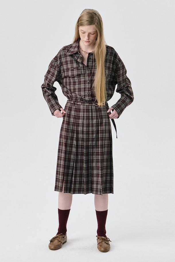 오버사이즈 셔츠_브라운은 여성 의류로, 봄, 가을에 어울리는 롱 기장의 셔츠/블라우스입니다. 부드러운 촉감의 폴리에스테르, 레이온, 스판덱스 혼방 소재로 제작되었으며, 체크 패턴과 브라운 컬러가 캐주얼하면서도 클래식한 분위기를 연출합니다. 힙을 덮는 오버핏 디자인에 드롭숄더, 플랩 디테일 포켓이 더해져 활동성을 높였으며, 얇은 두께로 레이어드하여 다양한 스타일을 연출할 수 있습니다. 출근룩, 모임룩, 데일리룩 등 다채로운 TPO에 활용 가능하며, 미니멀, 캐주얼, 클래식 스타일을 즐겨 입는 고객에게 적합합니다.
