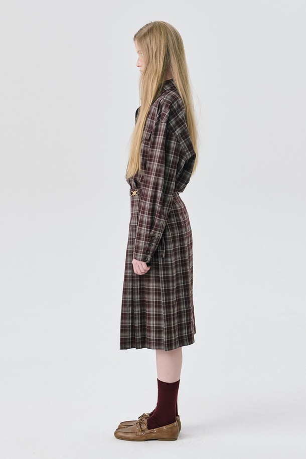 25 플리츠 스커트_브라운은 여성 고객을 위한 가을, 겨울용 플리츠 스커트입니다. 미니멀하고 클래식한 스타일로, 오피스룩, 출근룩, 모임룩에 적합합니다. 브라운 컬러의 체크 패턴이 돋보이며, 두꺼운 두께감과 뻣뻣한 촉감으로 고급스러운 분위기를 연출합니다. 슬릿 디테일, 금속 로고 비죠 벨트, 페이크 더블 웰트 포켓, 콘실드 지퍼, 심지 작업 등의 섬세한 디테일이 돋보이며, 레귤러핏으로 제작되었습니다. 폴리에스테르, 레이온, 스판덱스 혼방 소재로 편안함과 활동성을 제공합니다.
