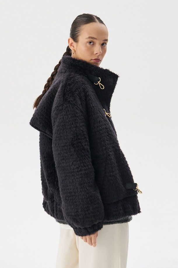 세련된 블랙 컬러의 에코 퍼 점퍼입니다. 부드러운 촉감의 아크릴, 울, 폴리에스테르 혼방 소재로 제작되어 가을, 겨울 시즌 따뜻하게 착용할 수 있습니다. 루즈핏 크롭 기장으로, 캐주얼하면서도 베이직한 스타일을 연출하며, 토글 여밈 방식으로 편안하게 즐길 수 있습니다. 가죽 스트랩 패치와 뒷 덧장 디테일이 돋보이며, 모임룩 또는 연말 모임룩에 추천합니다. 미니멀, 캐주얼, 클래식 등 다양한 스타일을 소화할 수 있는 퍼 코트입니다.
