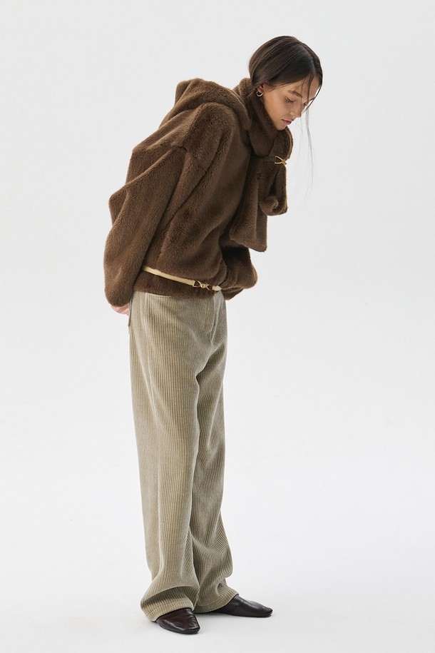 **리버서블 밍크 퍼 점퍼_브라운**

세련된 여성의 겨울 패션을 완성할 리버서블 밍크 퍼 점퍼입니다. 브라운과 블랙의 매력적인 컬러 조합으로, 양면 착용이 가능하여 다양한 스타일 연출이 용이합니다. 포근한 밍크 퍼 디테일과 루즈핏 디자인은 엘레강스하면서도 편안한 착용감을 선사합니다. 지퍼형 여밈 방식으로 간편하게 착용 가능하며, 모임룩과 같은 특별한 날에도 돋보이는 클래식한 스타일을 연출할 수 있습니다. 가을, 겨울 시즌, 부드러운 촉감과 두꺼운 두께로 따뜻함을 더해줍니다.
