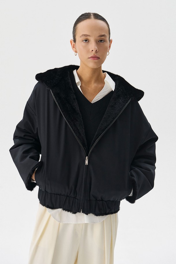 블랙 컬러의 리버서블 밍크 퍼 점퍼입니다. 가을, 겨울 시즌에 어울리는 두꺼운 두께감으로 포근하게 착용할 수 있으며, 양면 착용이 가능하여 다양한 스타일을 연출할 수 있습니다. 밍크 퍼 디테일과 로고 디테일이 고급스러운 분위기를 더하며, 루즈핏 디자인으로 편안한 착용감을 선사합니다. 지퍼형 여밈 방식으로 간편하게 착용 가능하며, 일상 및 모임룩에 모두 잘 어울립니다. 클래식하면서도 미니멀한 스타일을 즐기는 여성분들께 추천합니다.
